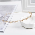 Diadema dorada elegante con perlas blancas en diseño de flores para novias y celebraciones - Perla Dorado (C9227)