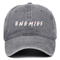 Détail de la broderie 3D ENEMIES et de la texture denim lavé sur la casquette - Gris