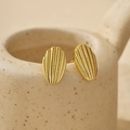 Elegantes pendientes de concha en plata S925 dorada con rayas texturizadas en cerámica - Con respaldos de plata / Oro de 18K