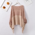 Poncho de chenilla con cuello barco de rayas y detalle de flecos en el dobladillo - Rosa
