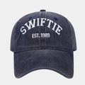 Détail de la broderie Swiftie EST. 1989 sur casquette de baseball rétro délavée - Bleu marine