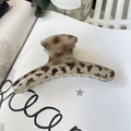 Detailed shot of tortoiseshell hair claw clip with leopard pattern on a white magazine - 11.5cm / Grey Leopard Print