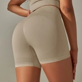 Dettaglio degli shorts da yoga a vita alta senza cuciture con trama traspirante e push-up - Kaki
