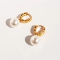 Quilted pattern golden U-shaped hoop earrings with large round white pearl pendants - Quilted Ear Buckle / Gold