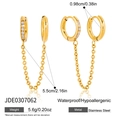 Dettaglio degli orecchini a doppio cerchio in acciaio dorato 18K con zirconi e catenina - Oro (JDE0307062)