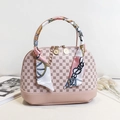 Rosa bedruckte Muschelhandtasche mit dekorativem Seidenschal und Goldketten-Details - Rosa