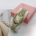 Dettaglio orologio quadrato dorato da donna con numeri romani e strass scintillanti - Oro Romano