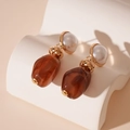 Detalle de pendientes de perlas doradas con colgantes irregulares de resina marrón retro - Aguja de plata-Pendientes colgantes geométricos de resina café y perlas