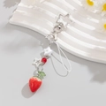 Dettaglio del portachiavi a fragola con perline a stella bianche e chiusura a stella argento - Stile Cordino Fragola Rossa (0236)