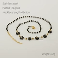 Detalle del collar de acero inoxidable bañado en oro de 18k con cuentas de cristal negro - Negro (Collar)