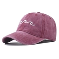 Detalle de gorra de béisbol vintage color burdeos en algodón lavado con bordado de olas - Ajustable / Burdeos