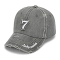 Detailaufnahme der Vintage-Baseballkappe mit Nummer 7 Patch und aufwendiger Bestickung - Einheitsgröße (56-60cm) / Grau