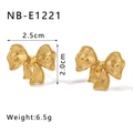 Detailansicht goldener Schleifenohrringe mit Maßen 2,5 cm Breite und 2,0 cm Höhe - 18K Gold