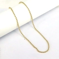 Detail einer 3mm-6mm polierten goldenen Kupferperlenkette auf einem weißen Ständer - 3mm