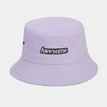 Détail du chapeau bob en coton lilas avec broderie noire Awesome et œillet métallique - M (56-58cm) / Mauve Clair