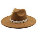 Bruine suède fedora hoed met parels en metalen studs op een witte decoratieve band - M (56-59cm) / Khaki Suède
