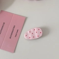 Dettaglio di un fermaglio rosa a pois rossi su un biglietto estetico minimalista - Rosa Chiaro