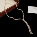 Détail d'un collier à pampilles dorées multicouches avec de petits charms carrés - 3# Collier à Plaques Carrées Multi-Rangs - Or (HN11092)