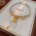 Detalle macro de collar vintage plateado con flores de cristal amarillo en una bandeja - 4# Collar - Plata - Amarillo
