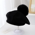Détail d'un béret noir tricoté pour enfants avec un grand pompon en fausse fourrure - 2-4 ans / Noir