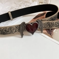 Détail d'une ceinture vintage avec imprimés floraux et boucle coeur à ailes rouge et argent - Chaîne de Taille Imprimée Vintage Cœur Ailé / Beige Imprimé Animal