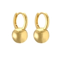 Aros minimalistas bañados en oro de 14K con colgantes esféricos sólidos en fondo blanco - Aros con Colgante de Bola Simple (CE00137YH)