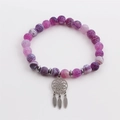 Bracciale di perline in pietra con ciondolo acchiappasogni in acciaio inox su sfondo bianco - Stile Ciondolo Acchiappasogni Acciaio / Viola/Acciaio