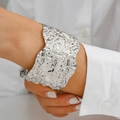 Silbernes Punk-Armreif mit unregelmäßiger Liquid-Metal-Textur und offenem Design-Stil - Silber