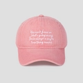 Gros plan sur la broderie blanche d'une casquette en coton rose délavé vintage - M (56-58cm) / Rose