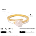 Dettaglio anello in acciaio dorato da 19mm con perla da 6mm e intarsio in zircone - Stile Perla con Intarsio di Zirconia (NB-R24446)