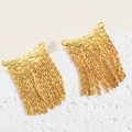 Dettaglio di orecchini a nappa dorati con pietre di zircone e catene sottili lucide - Orecchini a Nappina con Catena Corta Placcati Oro 14K (ES2361-6)