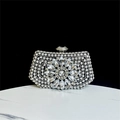 Macro-opname van zilveren strass-steentjes en bloempatroon op de avondclutch tas - Zwart