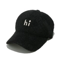 Détail de la broderie Hi sur la casquette de baseball d'hiver noire en polaire - M (56-58cm) / Noir