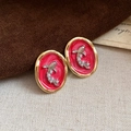 Vue macro des boucles d'oreilles ovales en émail rouge avec bords dorés et poissons argentés - 75# Bord d'Or-Rouge