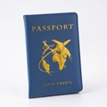 Dettaglio porta passaporto in pelle PU blu con motivo terra e aereo dorato - Blu scuro