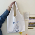Dettaglio della borsa tote in tela bianca con coniglio blu e chiusura in metallo - Salto della Corda e Foglie Cadenti Borsa a Gilet (Tracolla Larga)