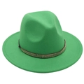 Détail d'un chapeau fedora vert vif avec ruban de perles métalliques et texture en feutre - Vert Herbe