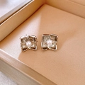 Boucles d'oreilles fleurs en argent avec perle blanche dans un écrin de luxe - Argent (A276)