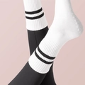 Weiße Yoga-Socken mit schwarzen Streifen und rutschfesten Silikon-Grips an der Sohle - Weiß / 56 G Gekämmte Baumwolle