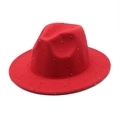 Dettaglio di un cappello fedora rosso a tesa larga con strass in tinta su feltro di lana - Rosso