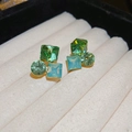 Vue macro de boucles d'oreilles fleurs géométriques avec pierres vertes et bleues dorées - Clous d'oreilles pierres géométriques bicolores vert bleu (20# Tige en argent - Vert) / Composé De Pierres Précieuses Synthétiques Facettées Vertes Et Bleu Clair Avec Une Base En Métal Doré.