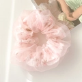 Detailansicht des rosa geblümten Organza-Haargummis mit weicher Netzstruktur und Rüschen - Double Layer Gauze Floral Style / Rosa