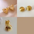 3-teiliges goldenes Ohrring-Set mit gehämmerten Herzen, gebürsteten Kugeln und Creolen - 4# Gehämmertes Herz und Gebürstetes Kugel-Set (AL140) / Gold
