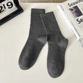 Calze da uomo grigio scuro a metà polpaccio in cotone con maglia a coste e stile minimal - Taglia unica / grigio scuro