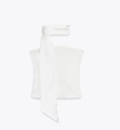 Detail eines weißen Neckholder-Tops aus Satin mit langem Halstuch und seidiger Textur - XS / Weiß
