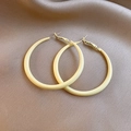 Boucles d'oreilles créoles fleurs jaune crème avec finition laquée pour femmes - Grandes créoles lisses peintes en jaune lait