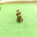 Messing Sun Wukong Affenkönig Figur mit Goldbarren und praktischer Aufhängeschleife - Zinklegierung/Messing-Finish / Goldbarren-Affe