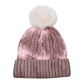 Details van kabelgebreide textuur op tie-dye muts met een pluizige witte faux fur pompon - Tie-Dye Aardewit