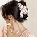 Roze satijnen strik haarklem met parelaccessoires getoond op een model - Satijn / Satijnen Strik / Roze