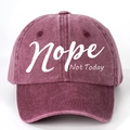 Berretto da baseball in cotone bordeaux lavato con stampa testo Nope Not Today - Borgogna